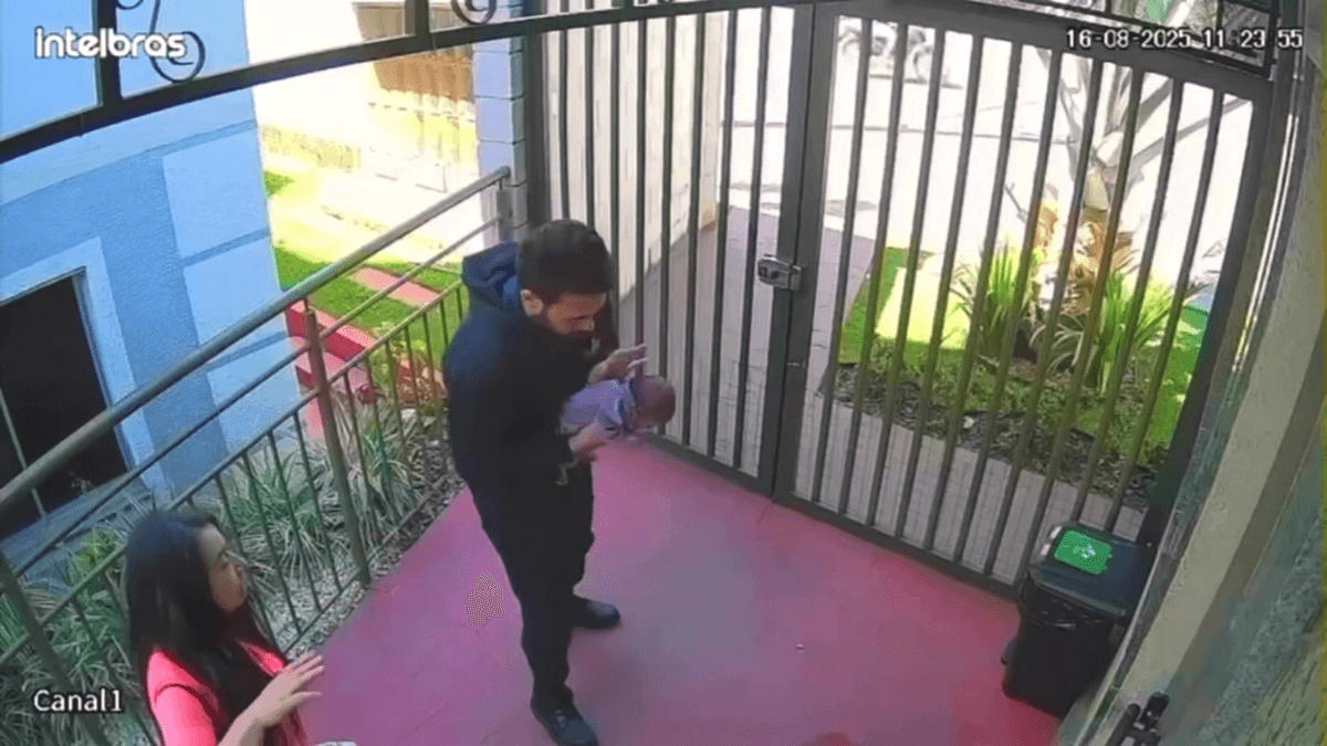 Vídeo: porteiro salva vida de bebê de 1 mês que engasgou com leite materno