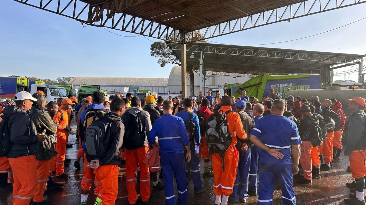 "Somos garis, não somos lixo": colegas de Laudemir protestam por justiça após assassinato em BH