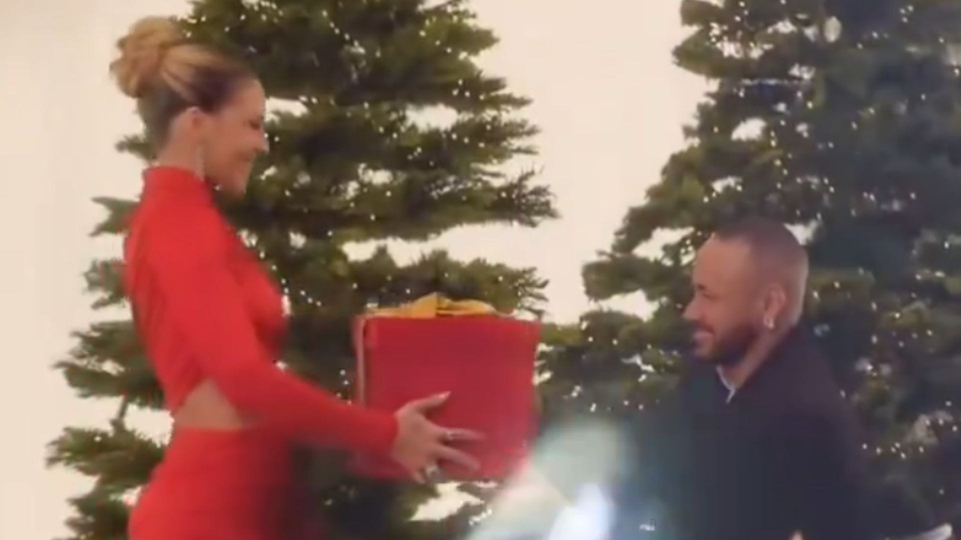 Neymar e Virgínia em campanha de Natal | Reprodução/WePink