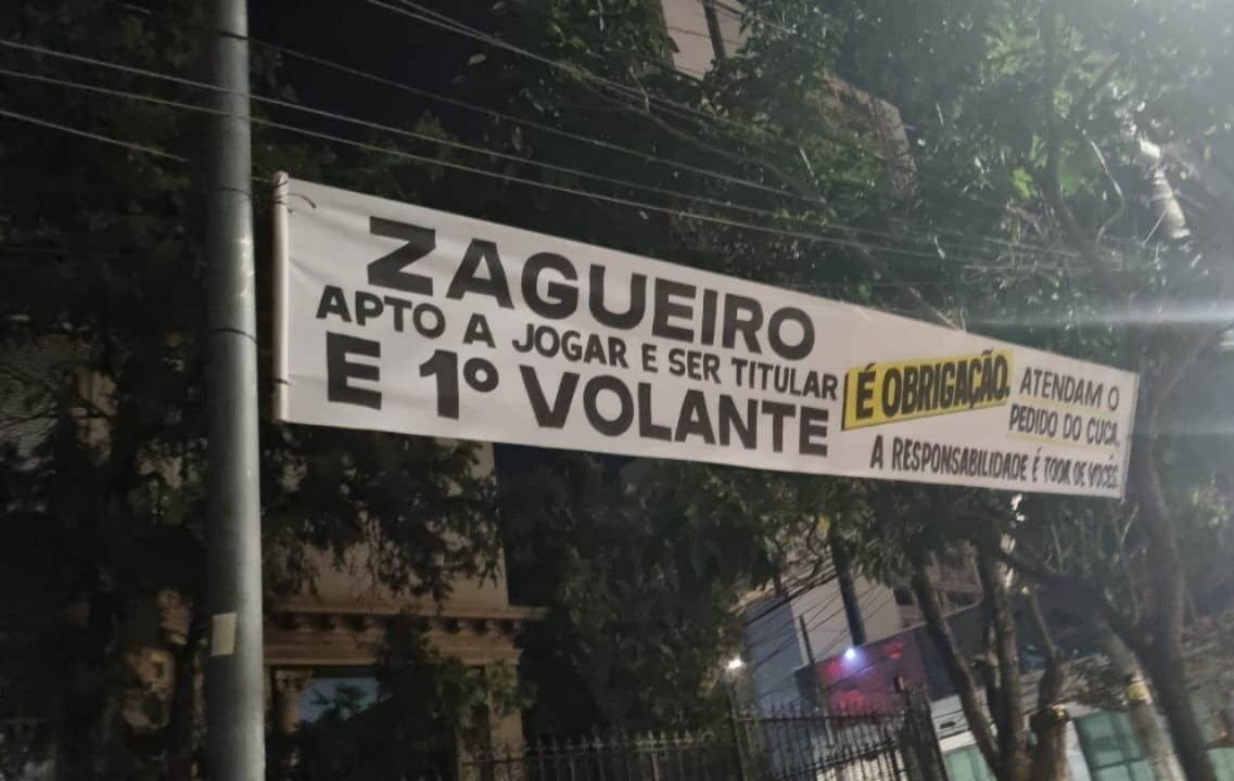 Torcida do Atlético-MG exibe faixas perto da sede do clube para cobrar contratações de reforços