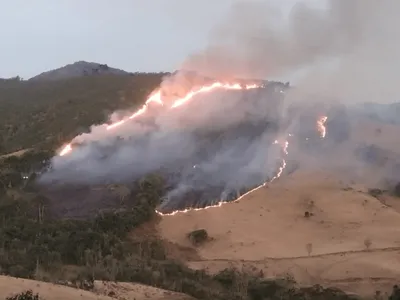 Incêndio de grandes proporções atinge área de vegetação na Estrada do Bié em Cunha