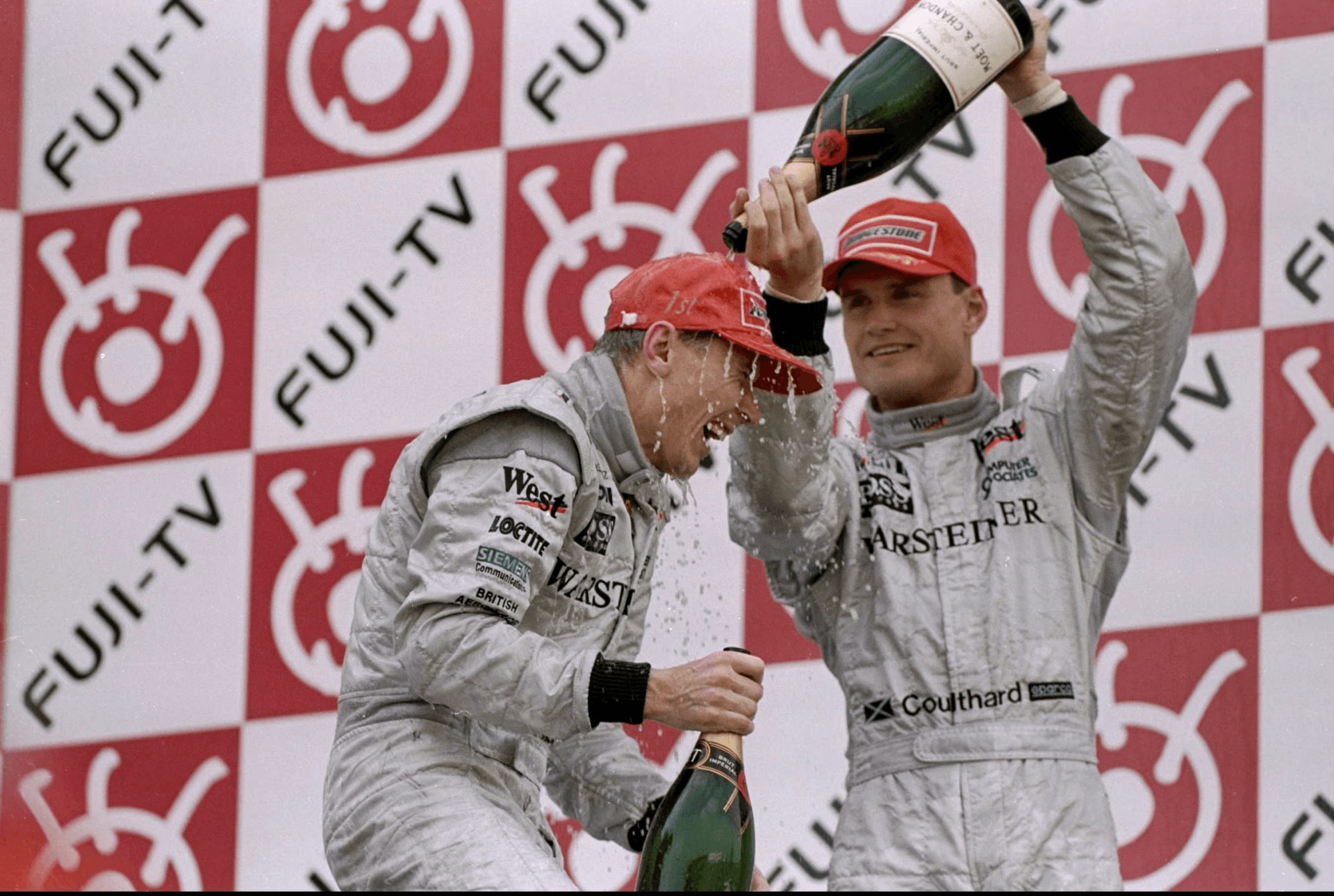 Hakkinen comemorando o título no GP do Japão de 1998 com David Coulthard