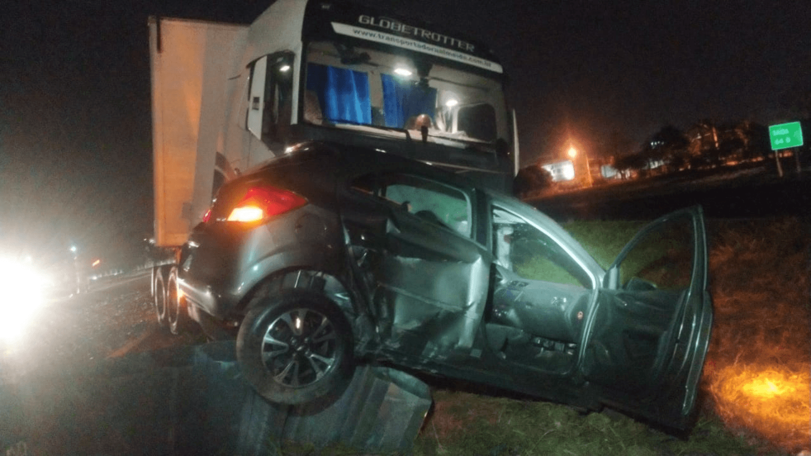 Batida entre três veículos deixa uma idosa ferida na BR-153