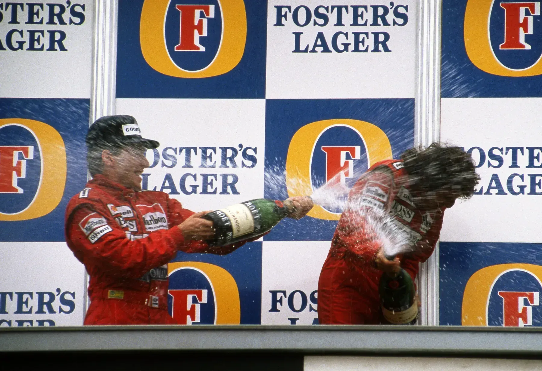 Ayrton Senna e Alain Prost comemoram 1-2 da McLaren (Prost/Senna) no GP da Austrália de 1988