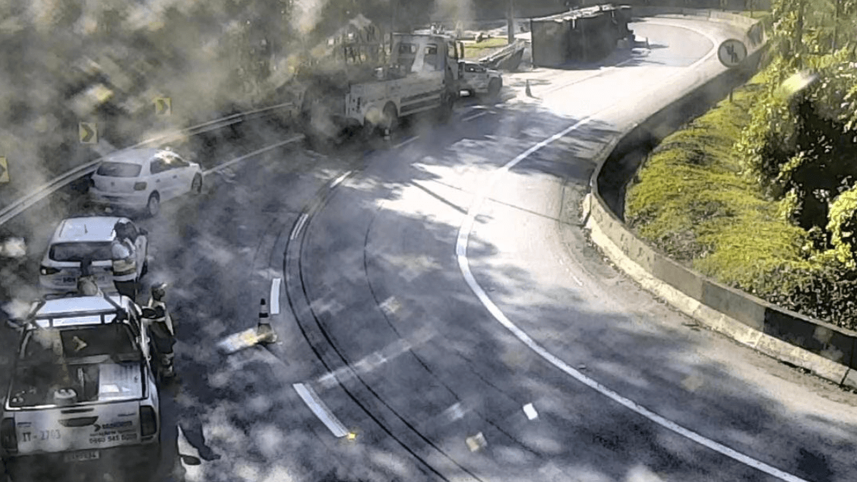 Carreta tomba na Serra Antiga da Tamoios em Caraguatatuba na manhã desta sexta-feira (22)