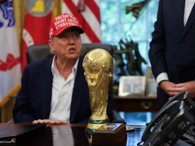 Presidente da Fifa confirma que Trump vai entregar troféu na final da Copa