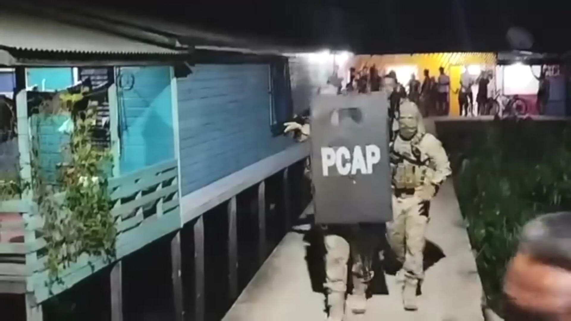 Suspeito levado à delegacia pega arma e mata policial, foge de moto e faz família refém