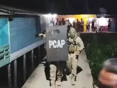 Suspeito levado à delegacia pega arma e mata policial, foge de moto e faz família refém