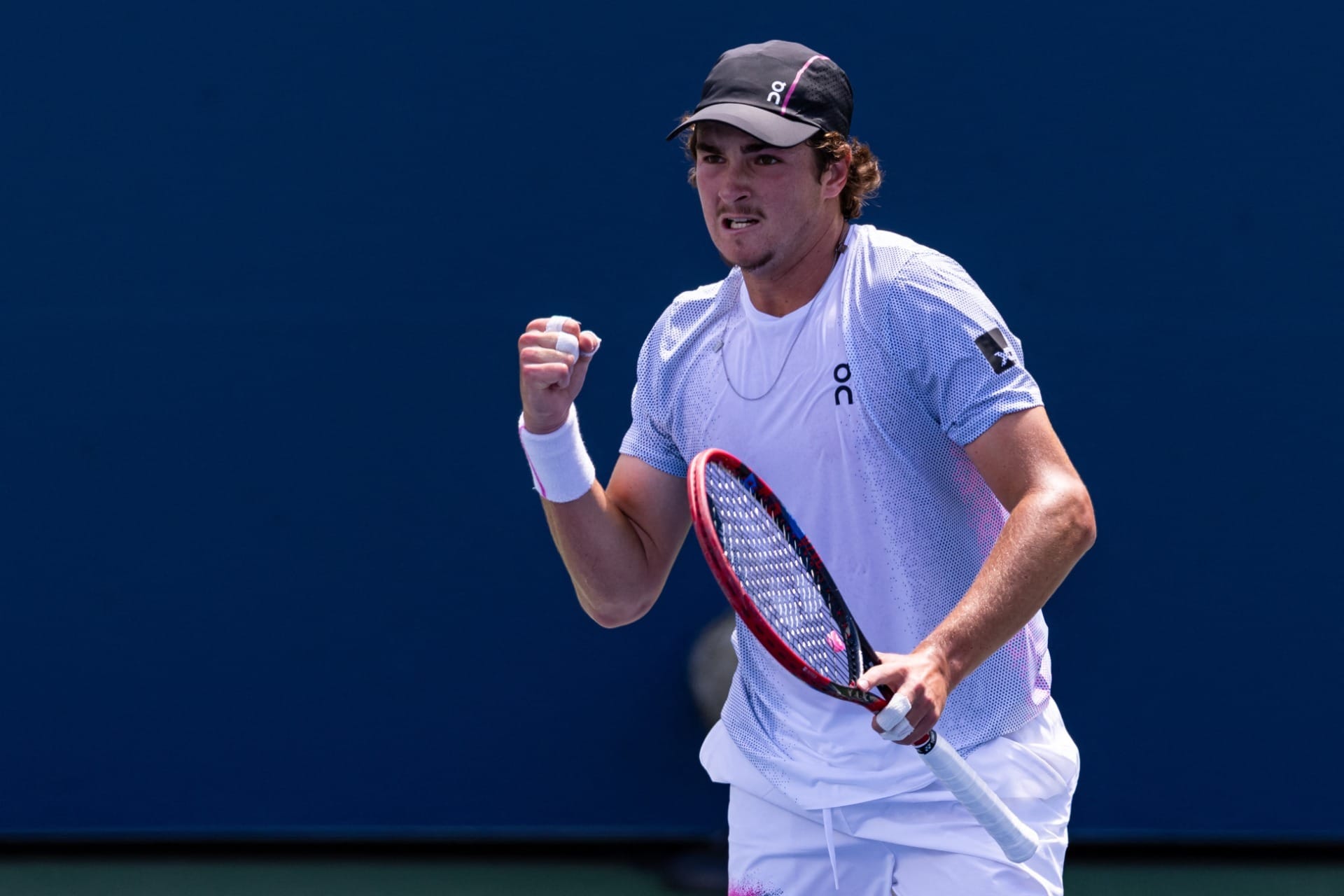 João Fonseca cai do lado de Alcaraz no Masters de Paris e reencontra Shapovalov na estreia