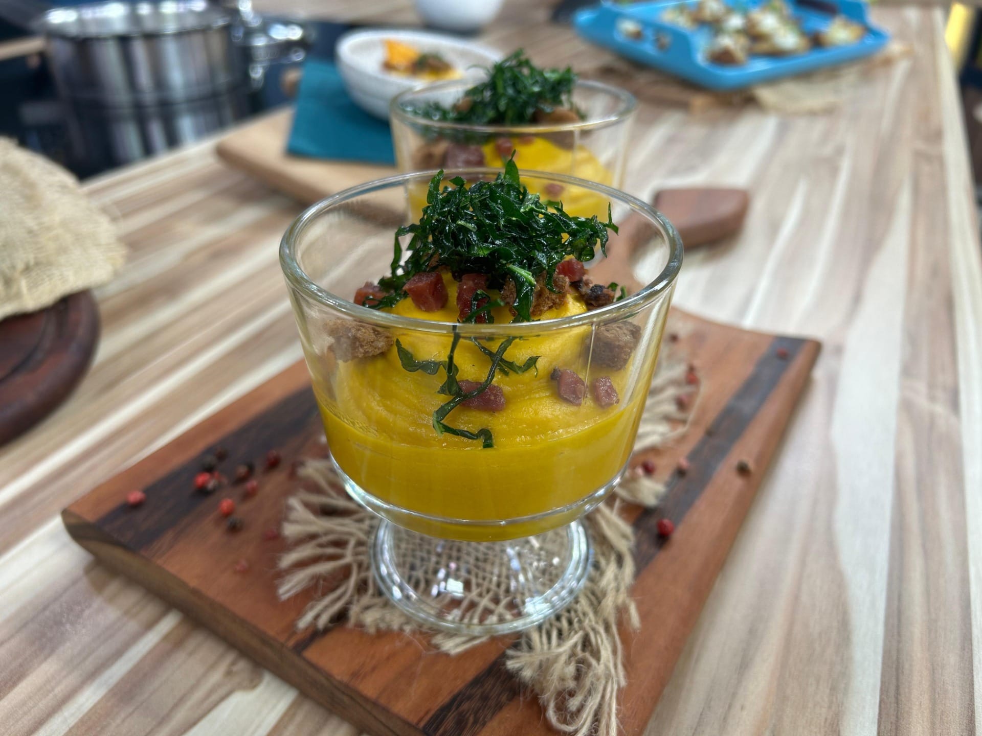 Abóbora cremosa com croutons, bacon e couve do chef Bruno Hashimoto | Band Receitas