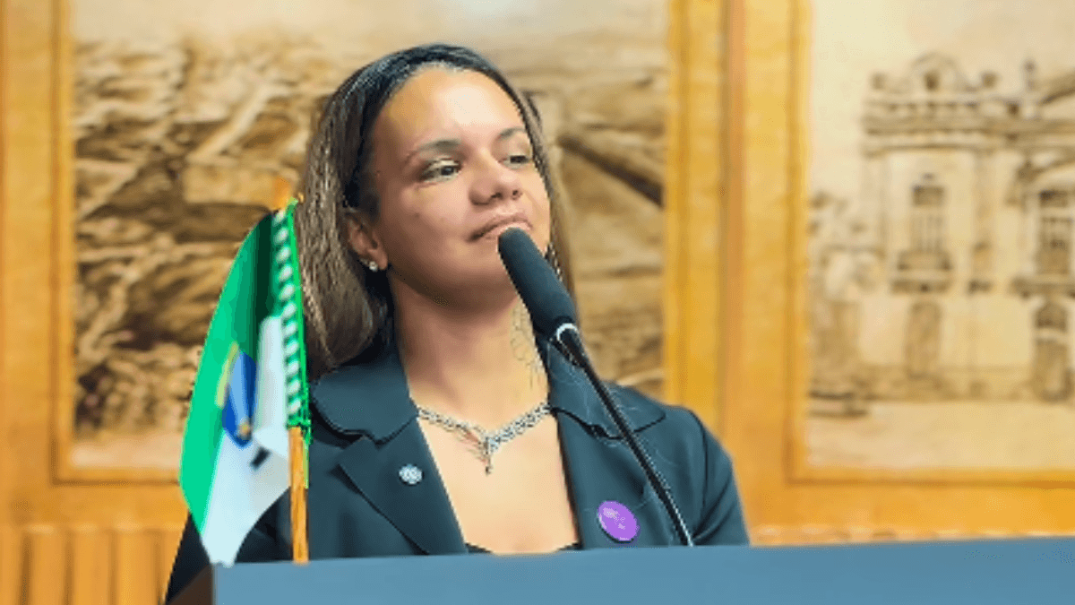 Mulher espancada com 61 socos pelo ex é homenageada: "Se eu me levantei, outras também podem"
