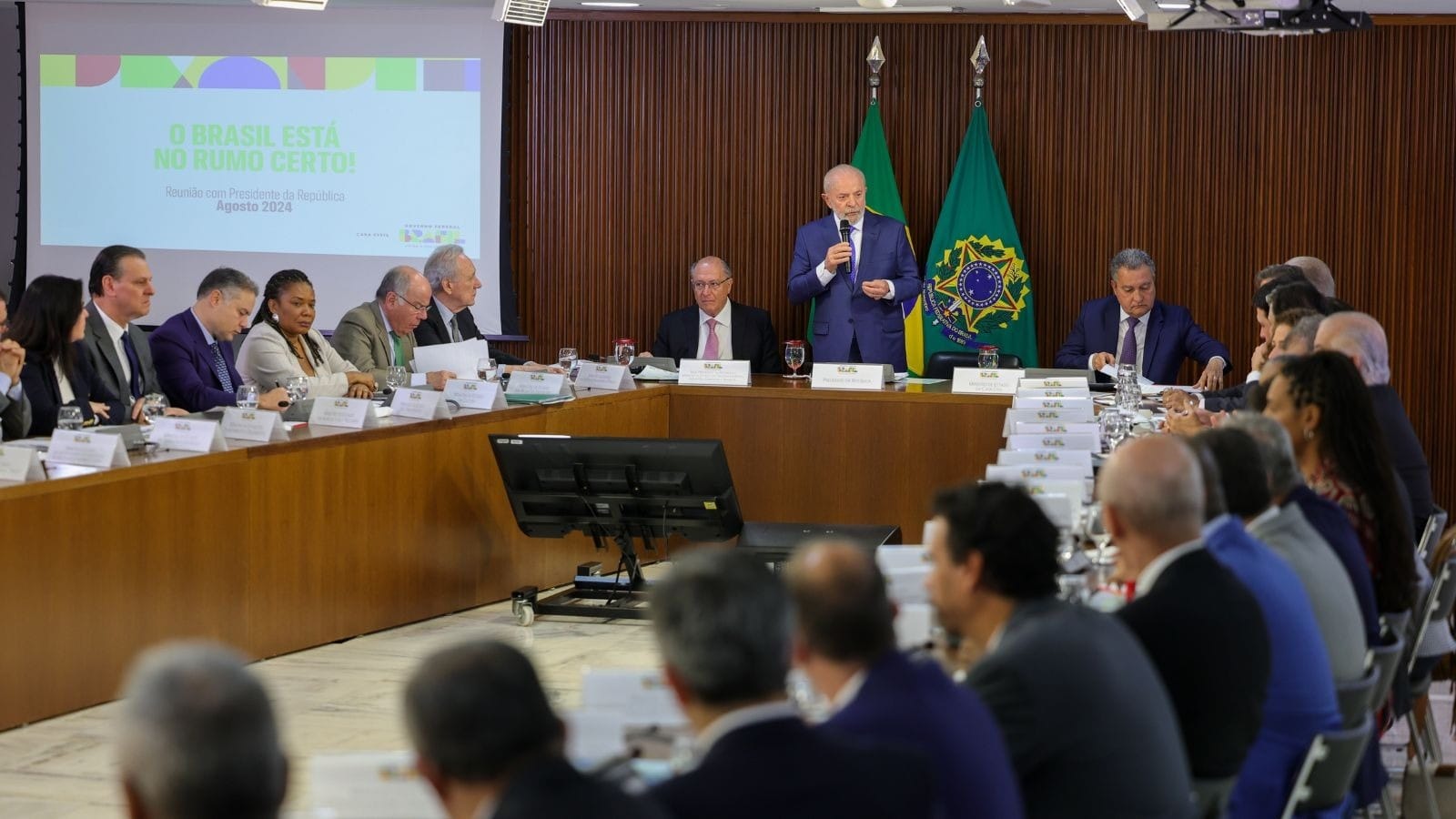 Lula convoca reunião ministerial para discutir regulamentação das redes sociais e tarifaço