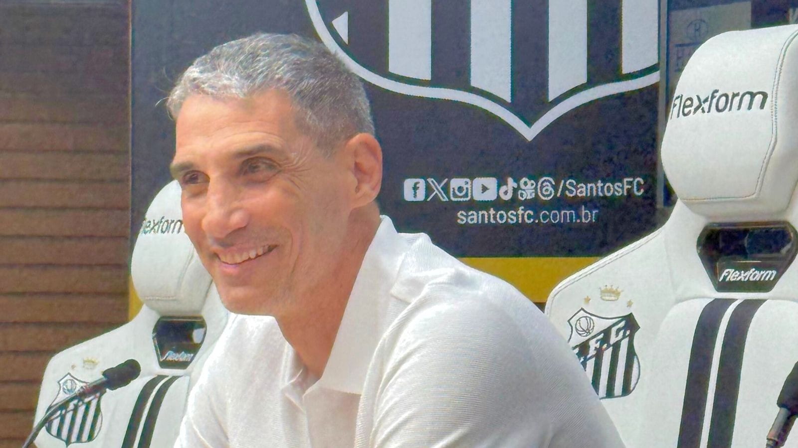 Vojvoda vê Santos "mirando para cima", mas com ansiedade no ataque