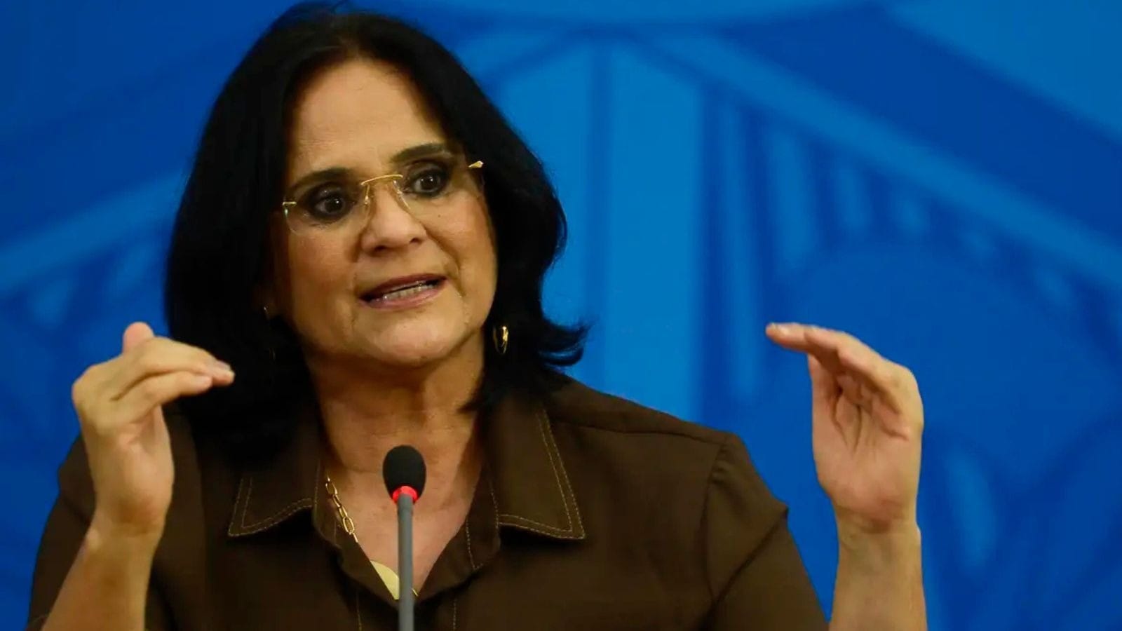 Damares defende Michelle e diz ser atacada por "exército da direita"