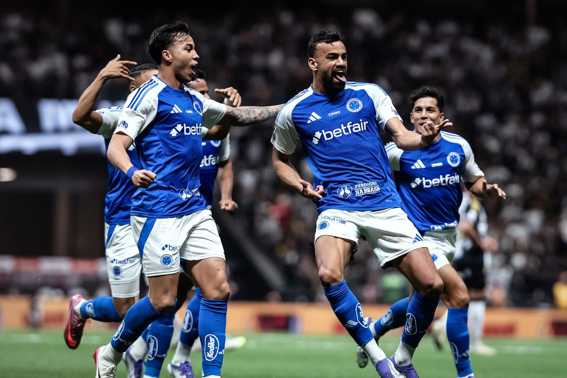 Convocados brilham e Cruzeiro abre vantagem sobre Atlético-MG na Copa do Brasil