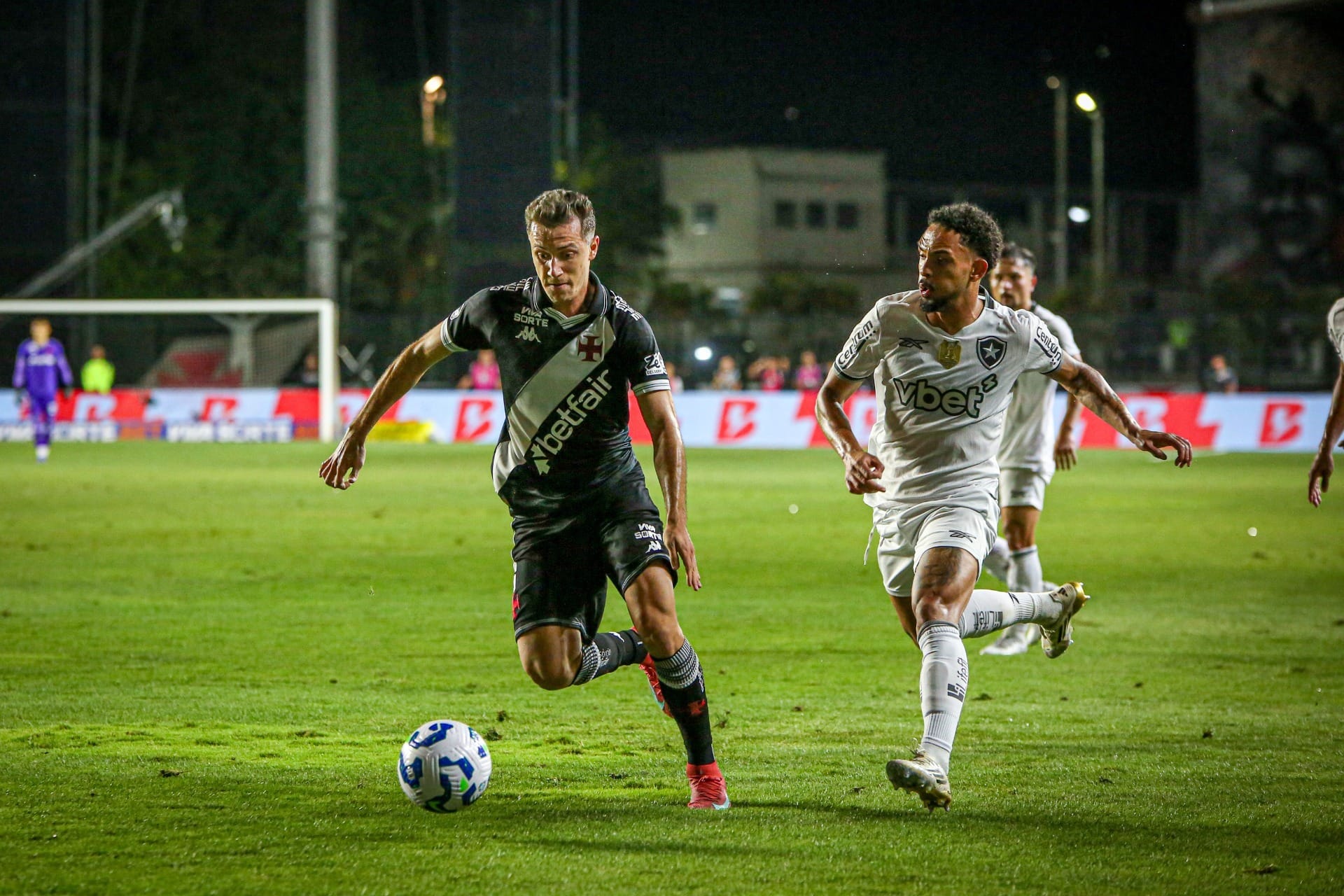 Vasco e Botafogo empatam na Copa do Brasil e decisão fica para o Nilton Santos