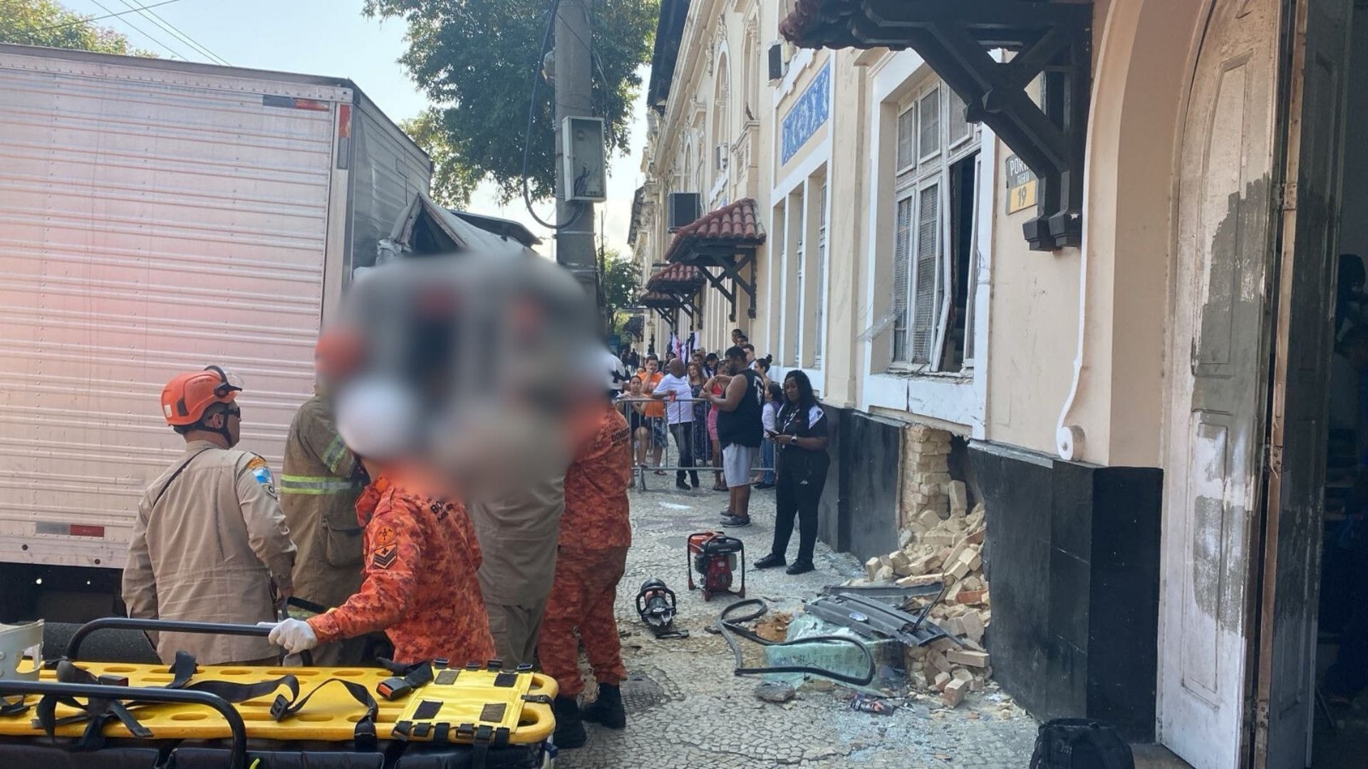 Caminhão perde o freio e atinge muro de São Januário, na Zona Norte do Rio