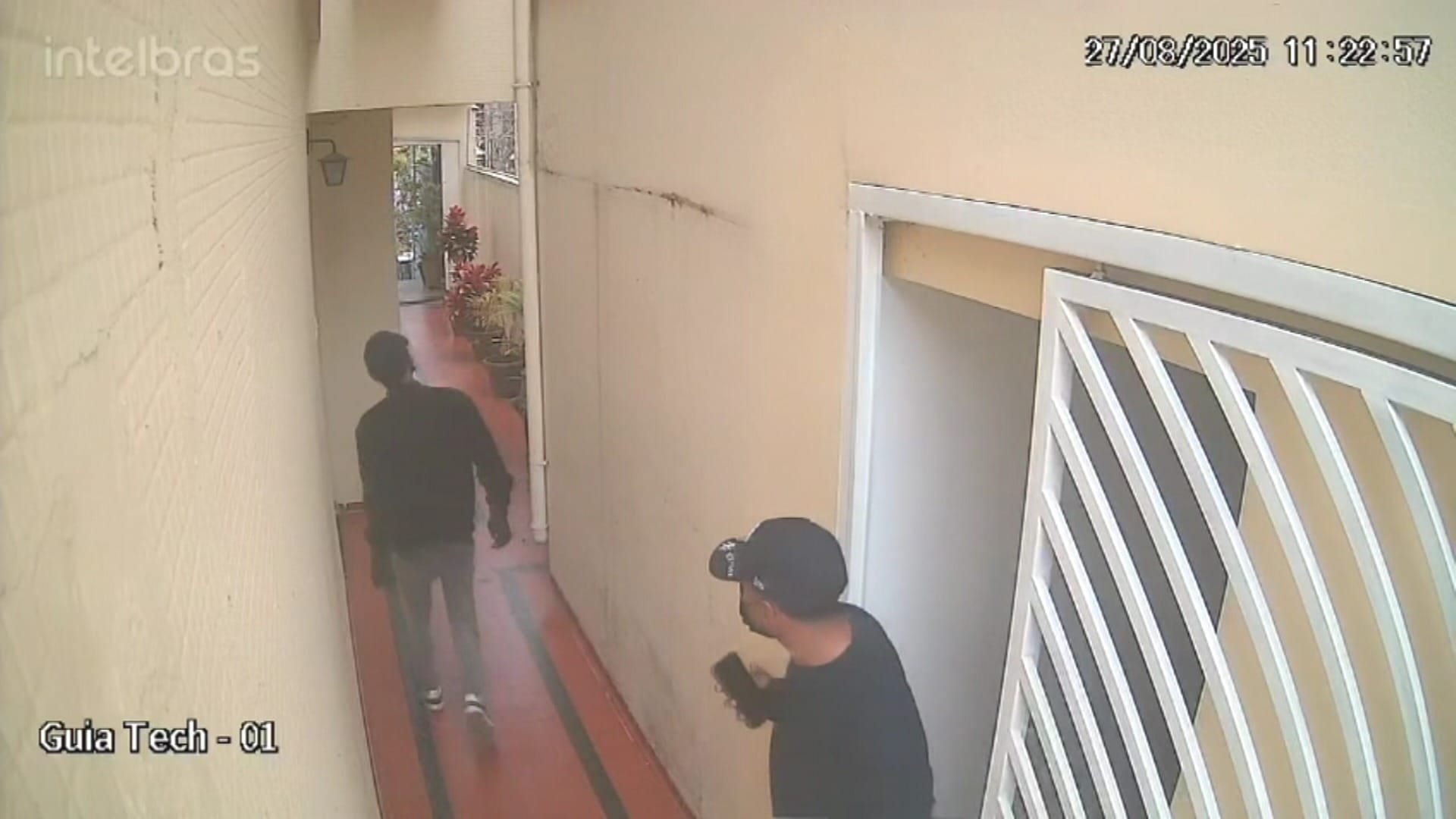Quadrilha que trocou tiros com a polícia invadiu igreja momentos antes do confronto