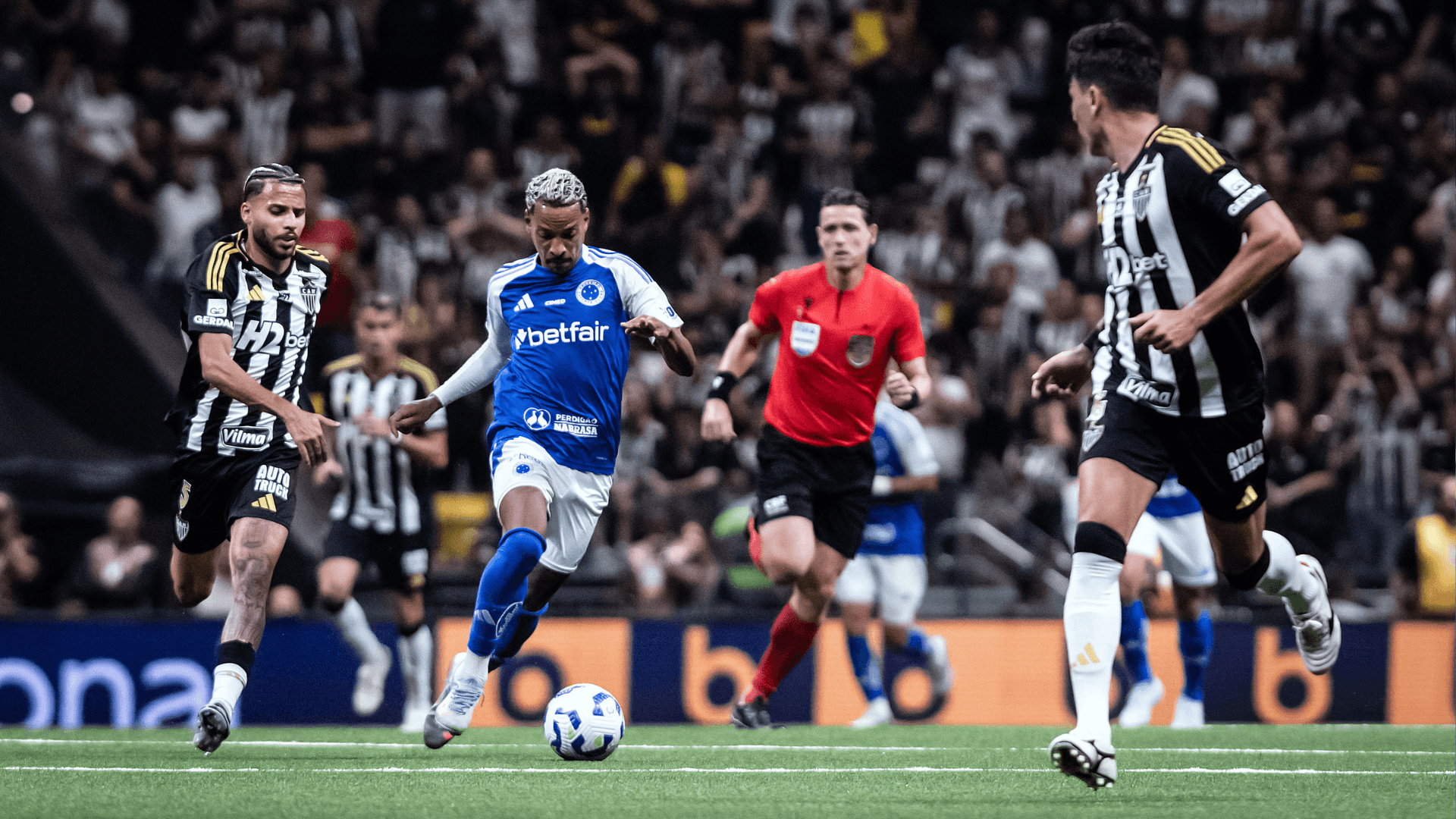 Cicinho critica atuação do Atlético-MG: “Time irreconhecível, partida para esquecer”