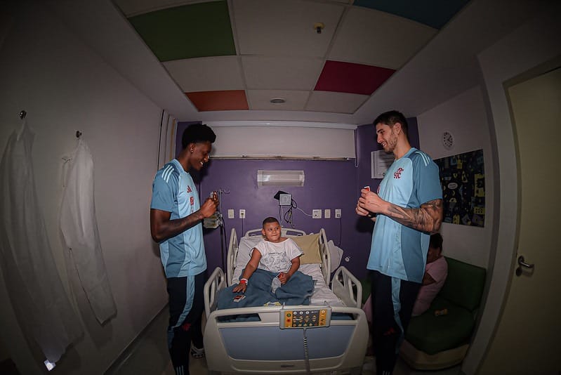 Jogadores do basquete do Flamengo visitam crianças em hospital