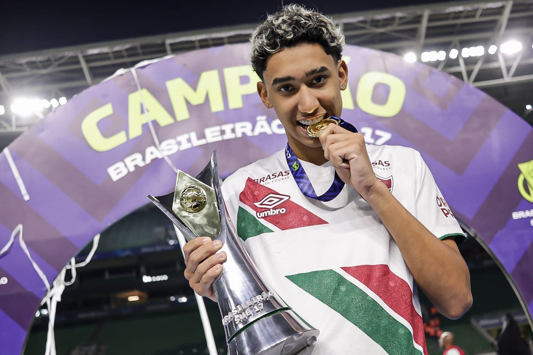 Cria de Xerém, Isaque se despede do Fluminense rumo à Ucrânia