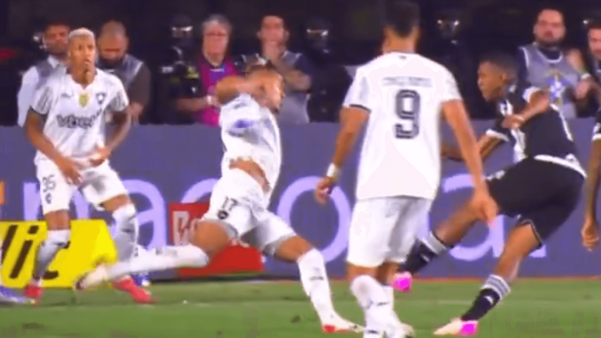 Renata Fan e turma do Jogo Aberto veem pênalti não marcado em Vasco x Botafogo