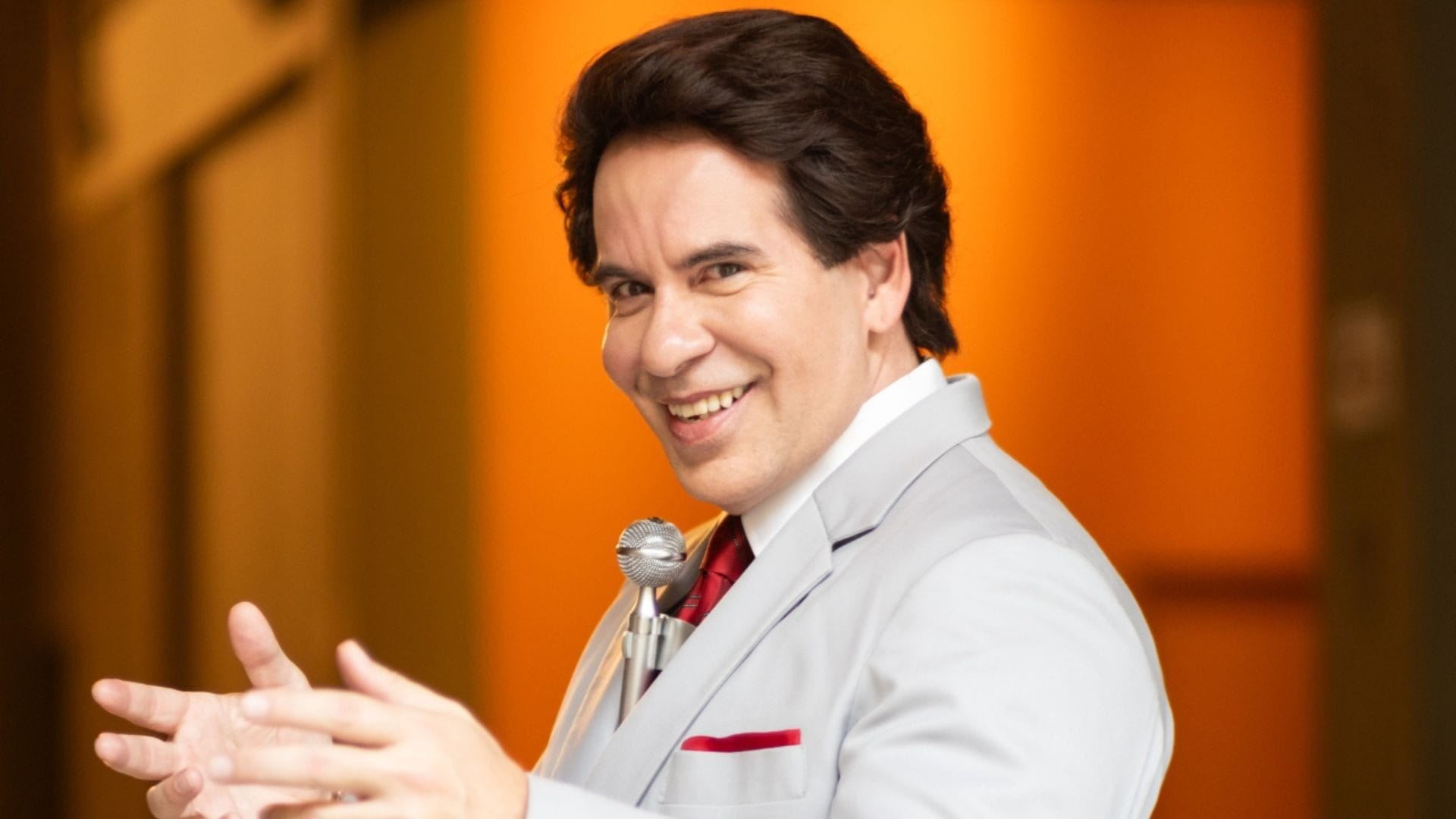 Cinebiografia de Silvio Santos estrelada por Leandro Hassum e Manu Gavassi ganha trailer; veja