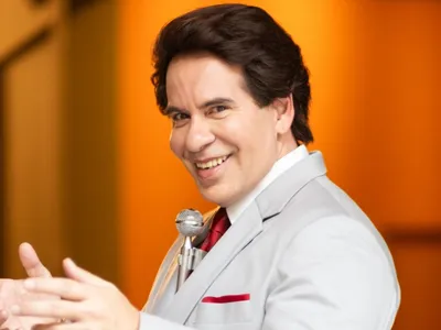Cinebiografia de Silvio Santos estrelada por Leandro Hassum e Manu Gavassi ganha trailer; veja