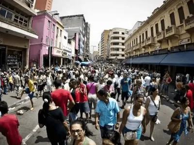 Brasileiros falam 20% menos do que há 30 anos, aponta estudo