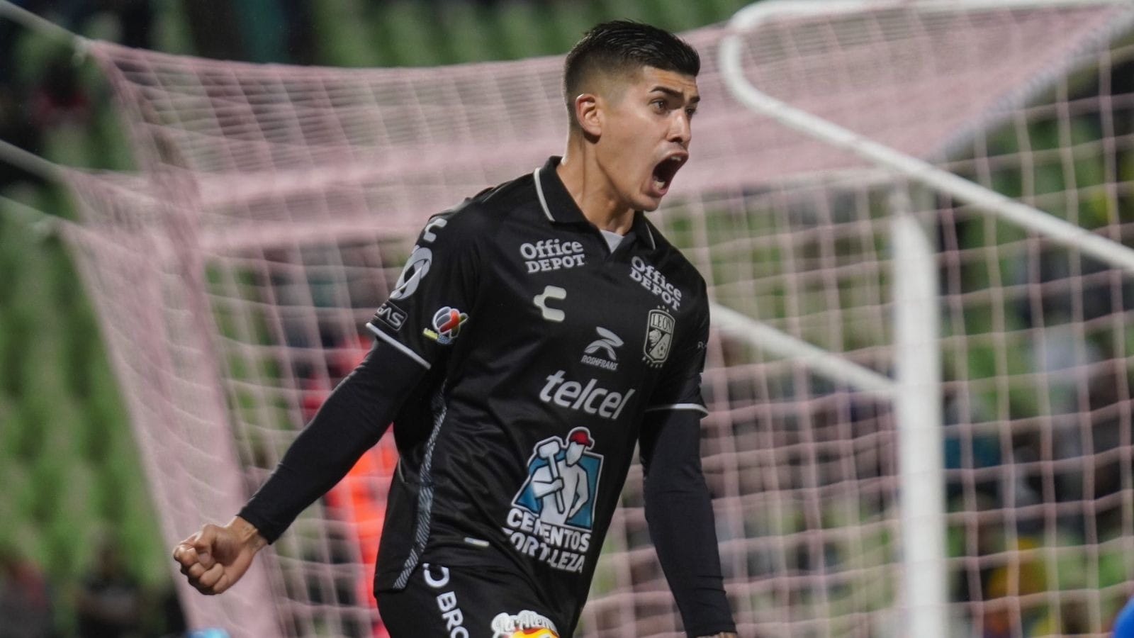 Santos aguarda Adonis Frías no Brasil para anunciar primeiro reforço na era Vojvoda