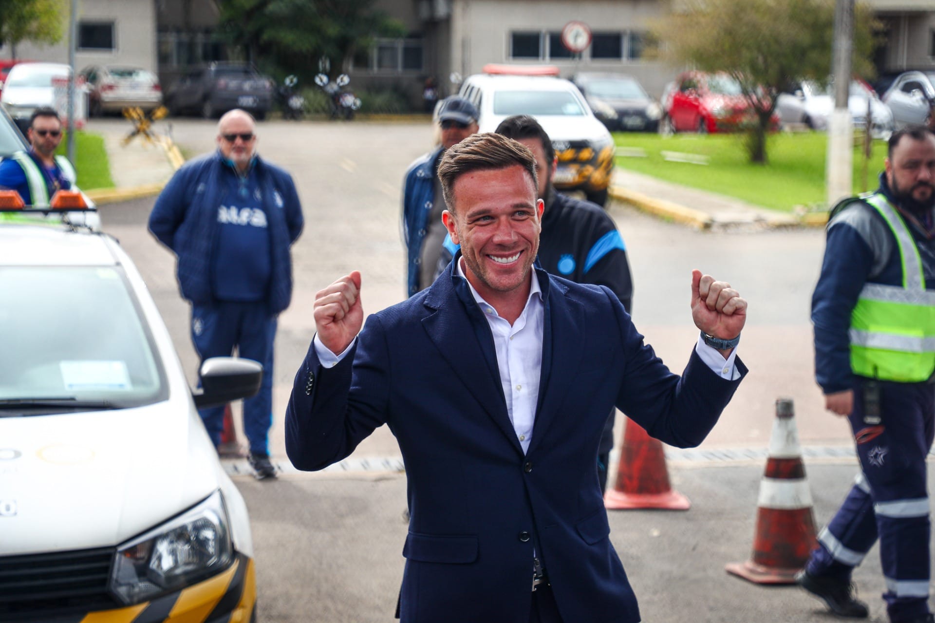 Arthur é apresentado e diz que volta melhor ao Grêmio e pronto para 'reerguer o clube'