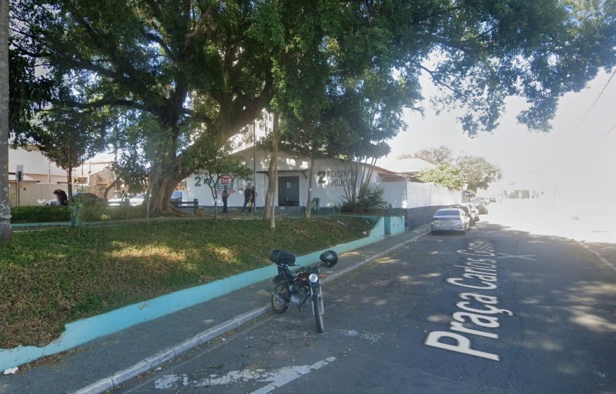 Adolescente de 13 anos esfaqueia o pai para defender a mãe de agressão em São José