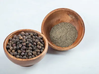 Qual a diferença entre a pimenta-do-reino e a pimenta-preta? Entenda