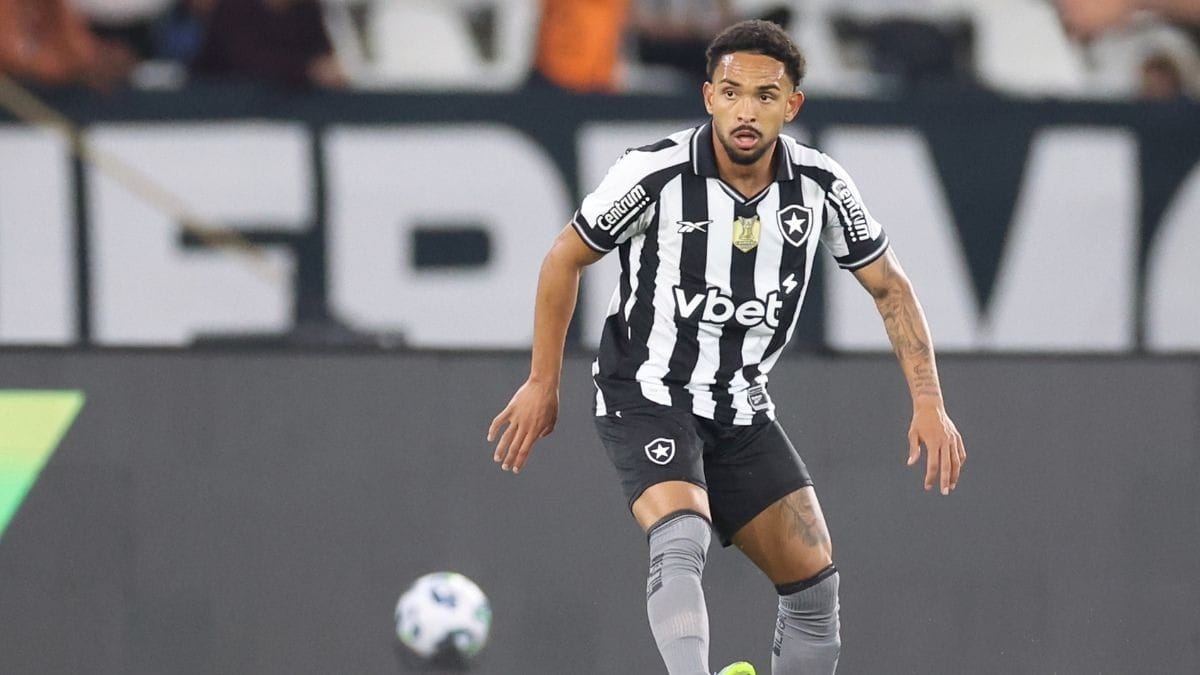 Vitinho, do Botafogo, é convocado por Ancelotti para jogos da Seleção nas Eliminatórias