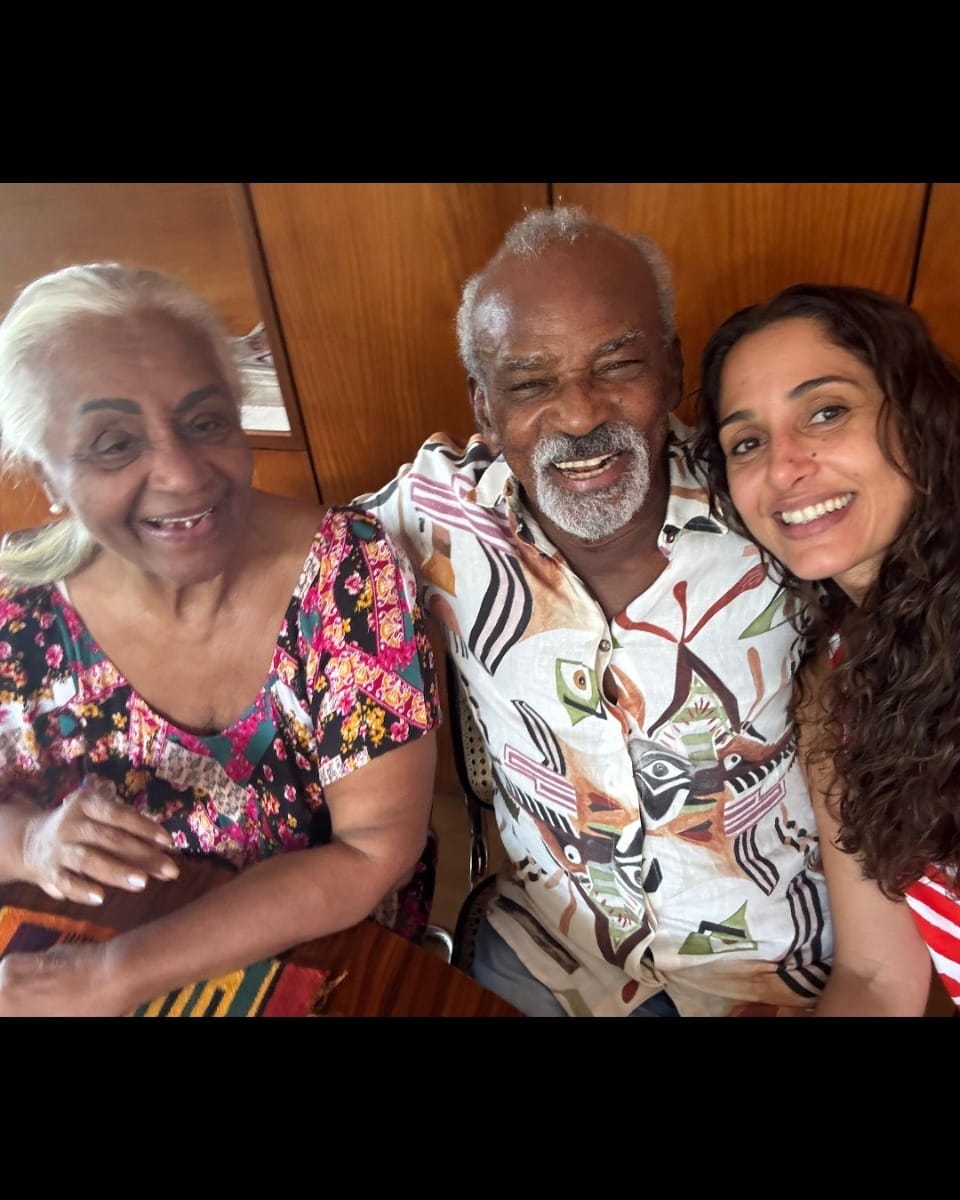 Camila Pitanga posta foto com os pais após polêmica e fãs apontam indireta: ‘Minhas raízes’