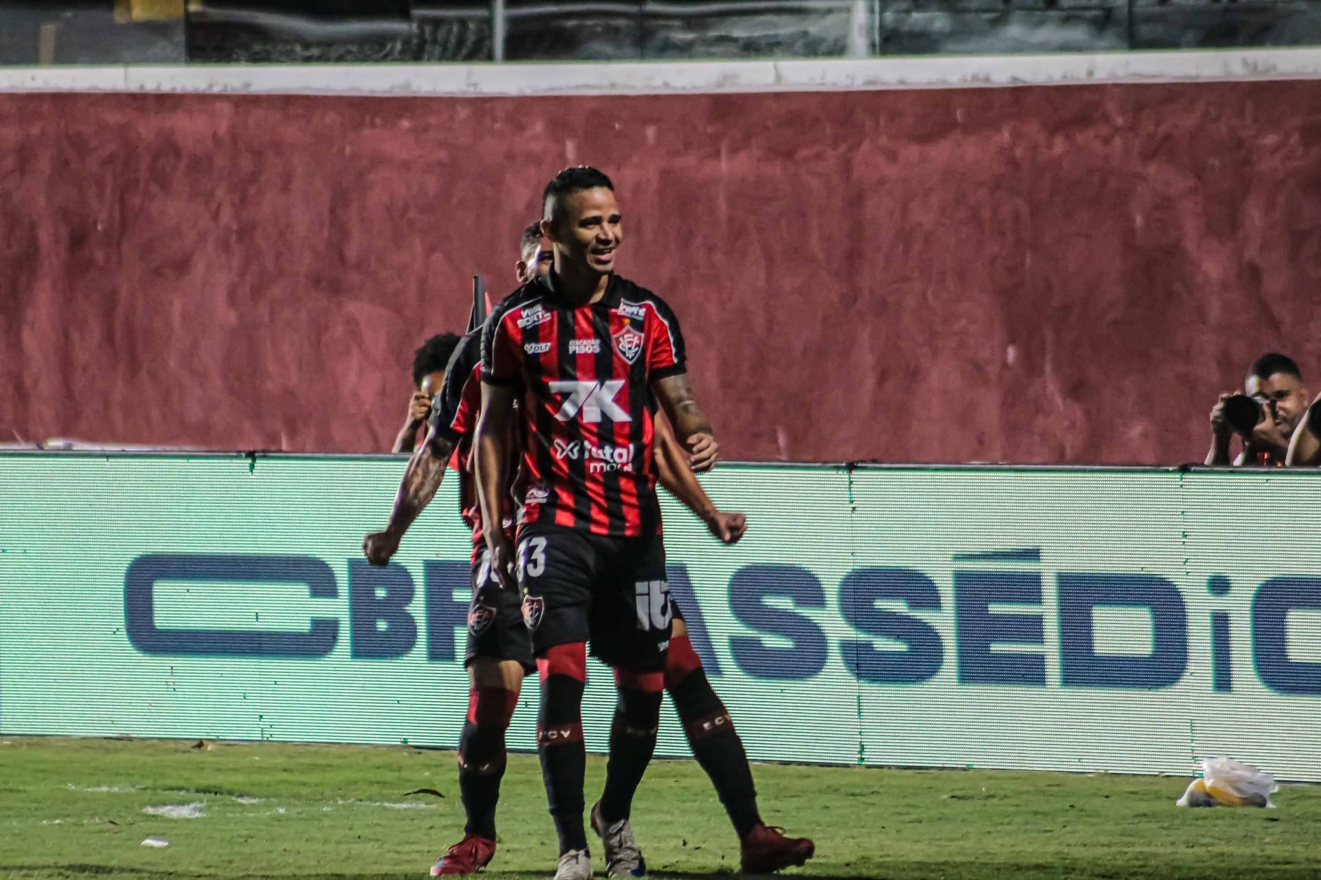 Vitória reage após 8 a 0 e bate Atlético-MG em jogo de técnicos interinos