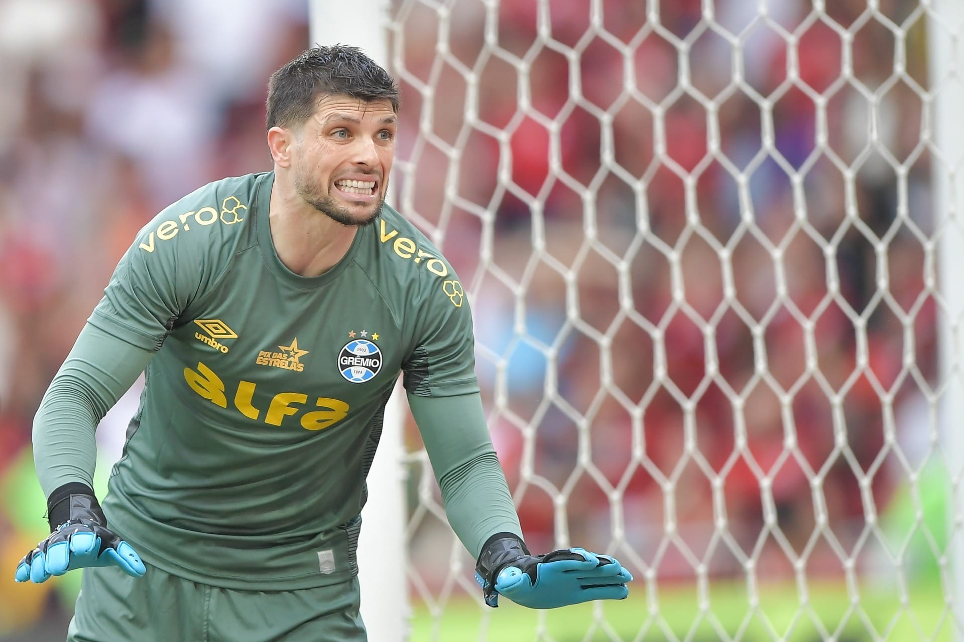Com gol de goleiro, Grêmio busca empate contra Fla no Maracanã