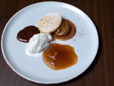 Gelato de mascarpone com biscoito savoiardi, gel de vinho marsala e calda de chocolate com café | Band Receitas