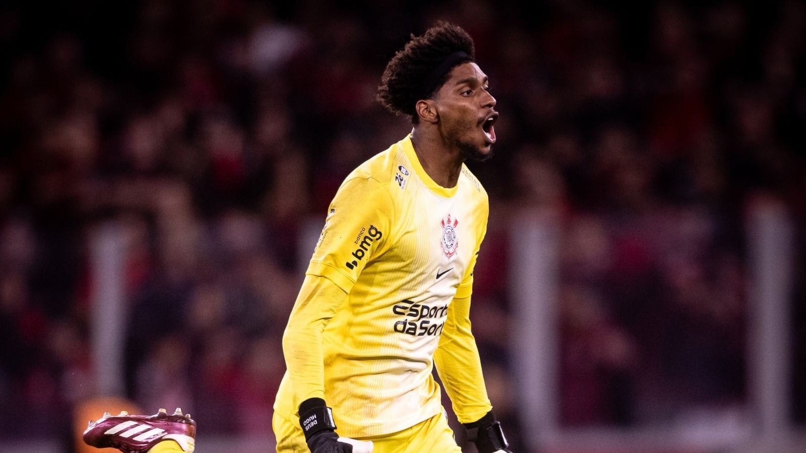 Hugo Souza sofre lesão no ombro e pode desfalcar Corinthians contra Vitória