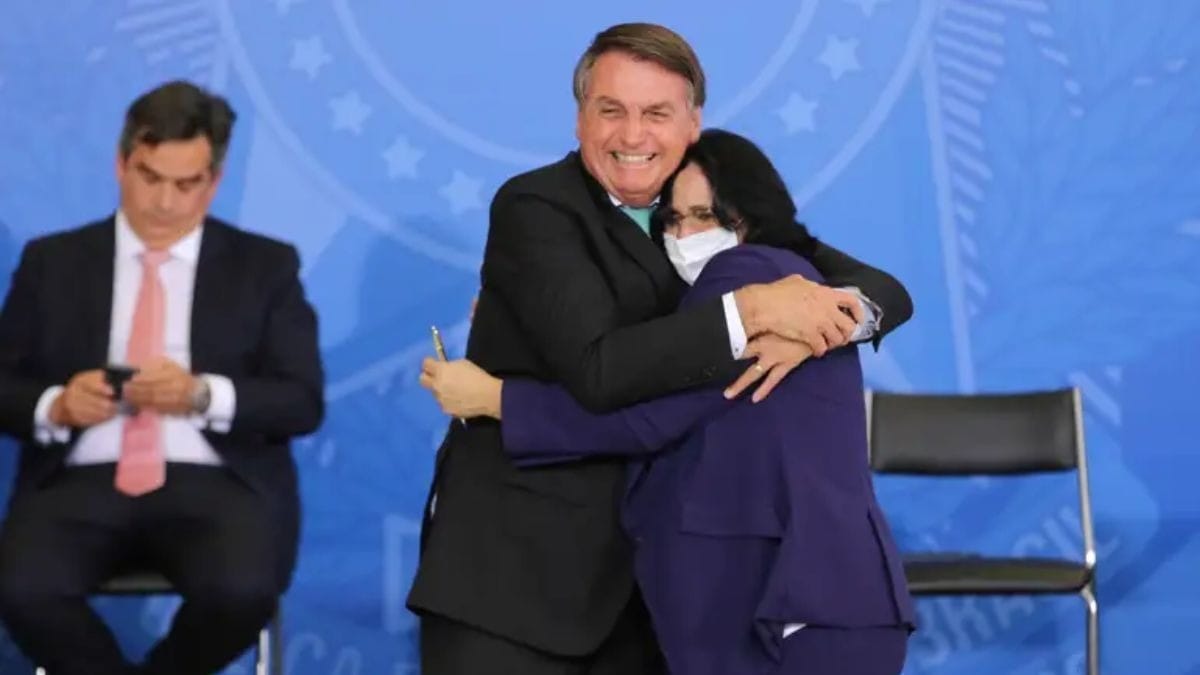 Damares visita Bolsonaro e encontro tem oração, piadas e preocupação com a saúde um do outro