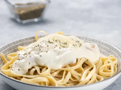 Receita de molho alfredo de chef fica pronta em menos de 15 minutos; aprenda!