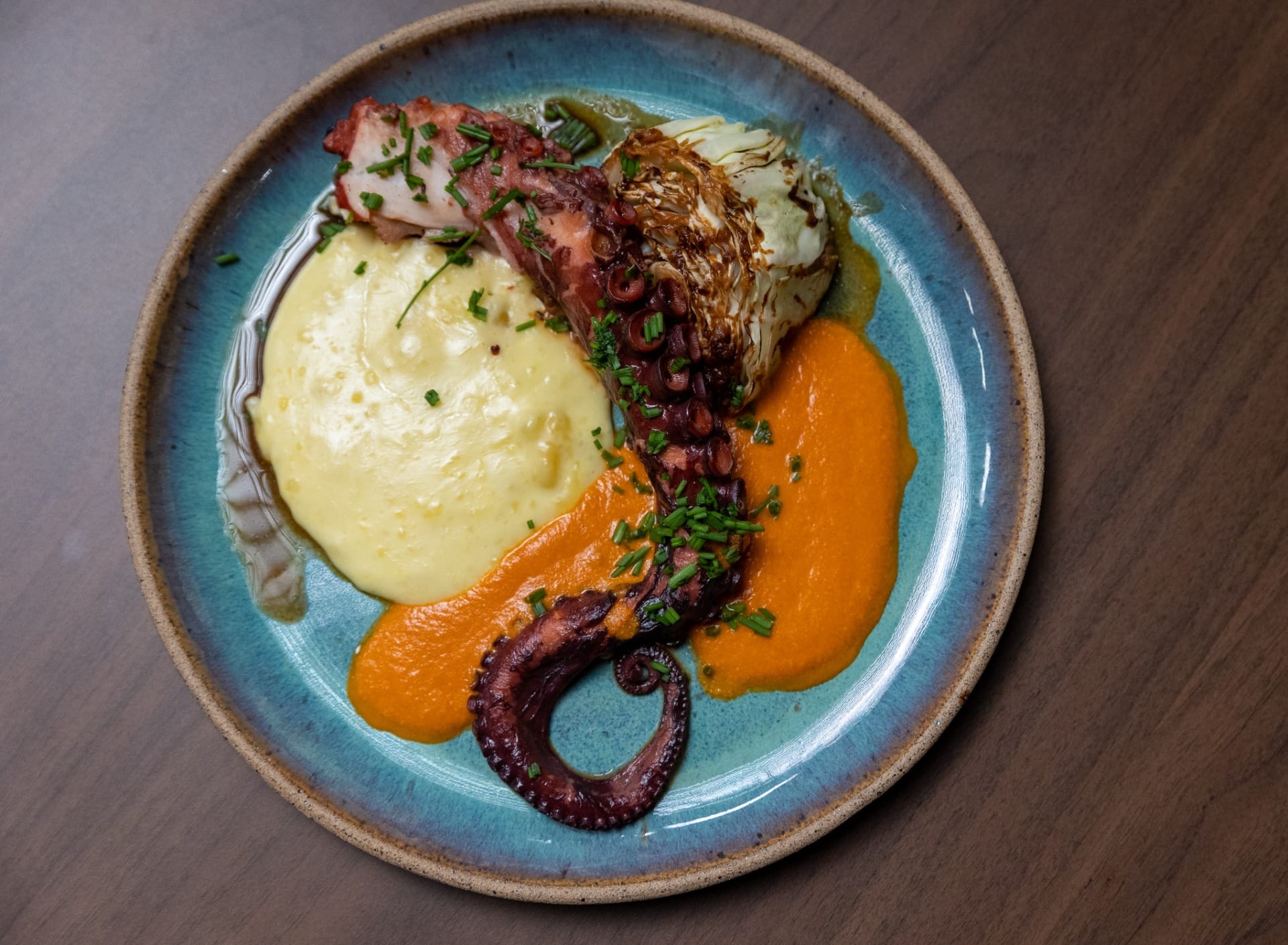 Polvo na brasa com musseline de mandioca e molho romesco | Band Receitas