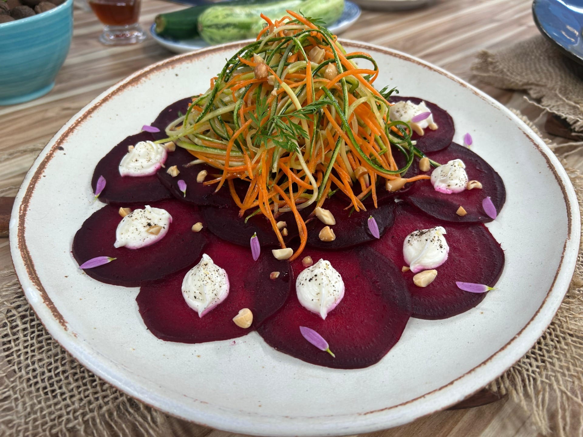 Carpaccio de beterraba com abobrinha, cenoura, pepino, coalhada, amendoim e mel do chef Bruno Hashimoto | Band Receitas