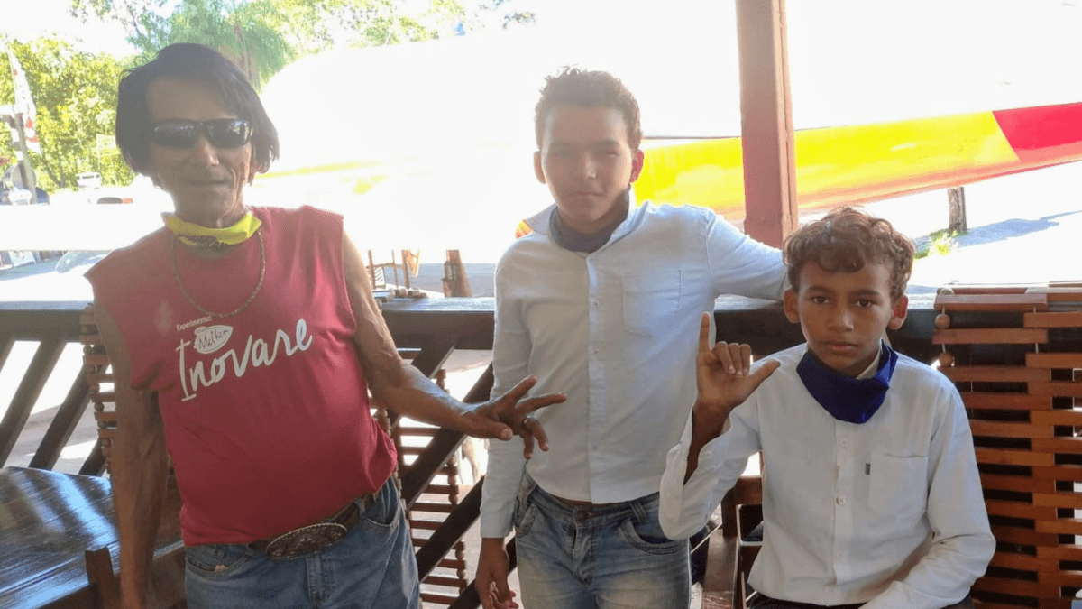 Contra a pobreza e o vício: a luta de um pai surdo e mudo para criar seis filhos sozinho