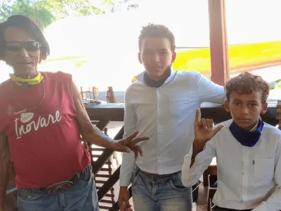 Contra a pobreza e o vício: a luta de um pai surdo e mudo para criar seis filhos sozinho