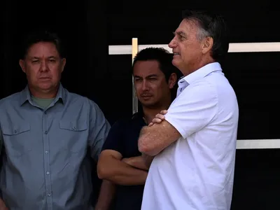 Jair Bolsonaro acompanha julgamento de casa ao lado dos filhos Carlos e Jair Renan