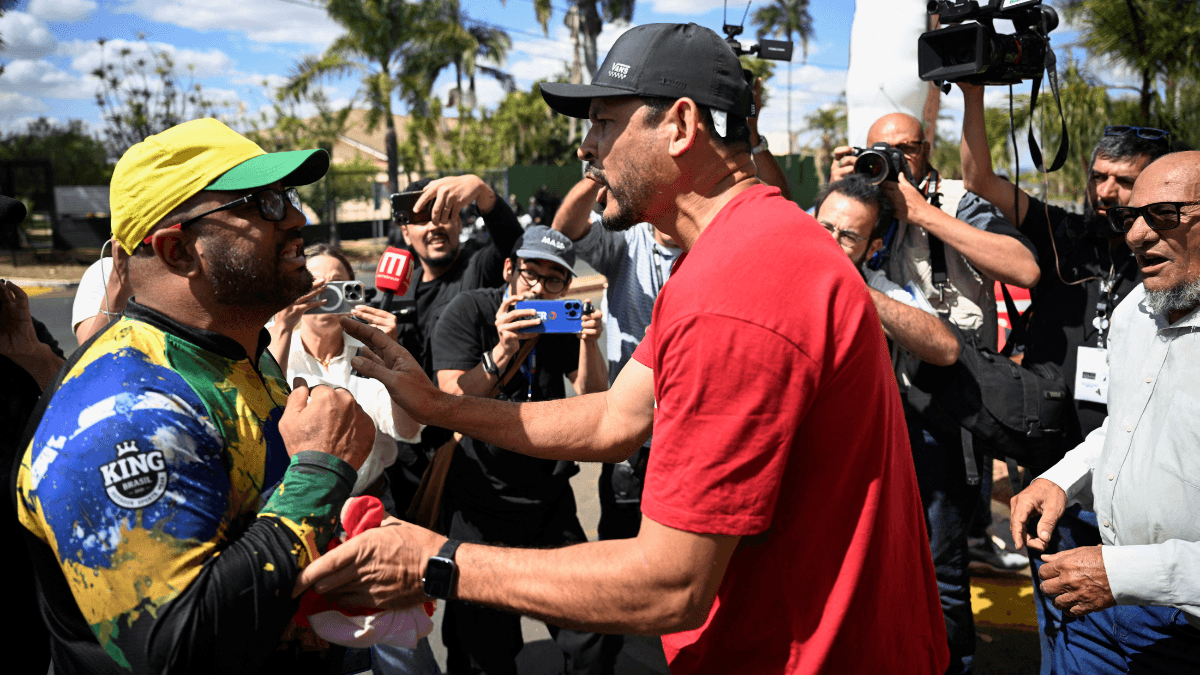 Manifestantes protestam em frente ao condomínio de Bolsonaro durante julgamento no STF