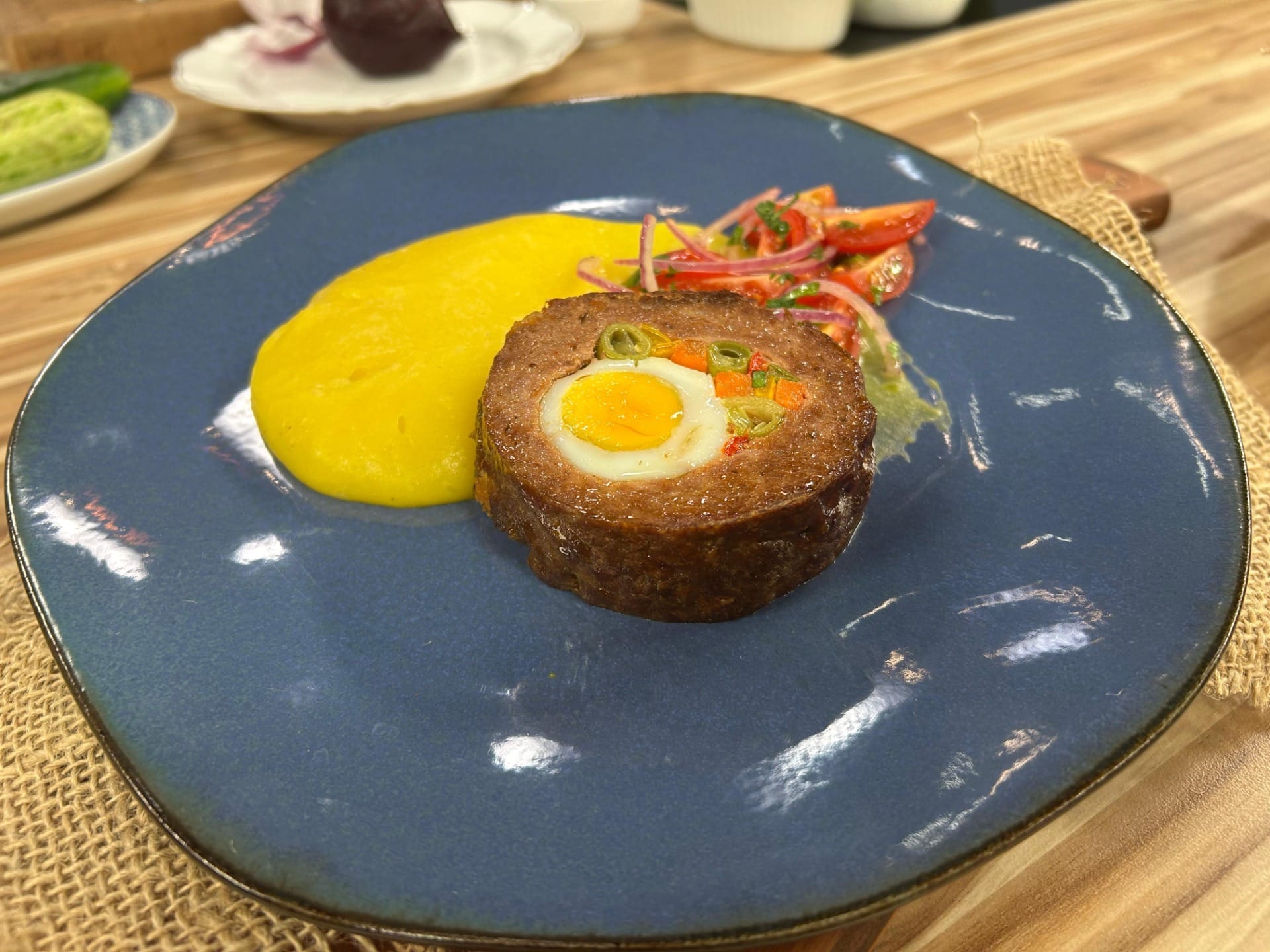 Rocambole de carne moída com purê de mandioquinha e vinagrete do chef Bruno Hashimoto | Band Receitas