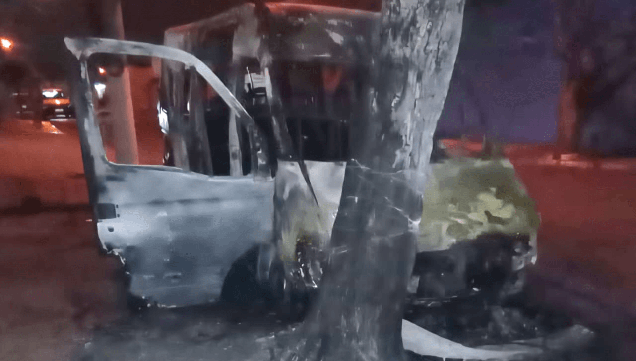 Van que transportava crianças perde o freio, bate em árvore e pega fogo em Limeira