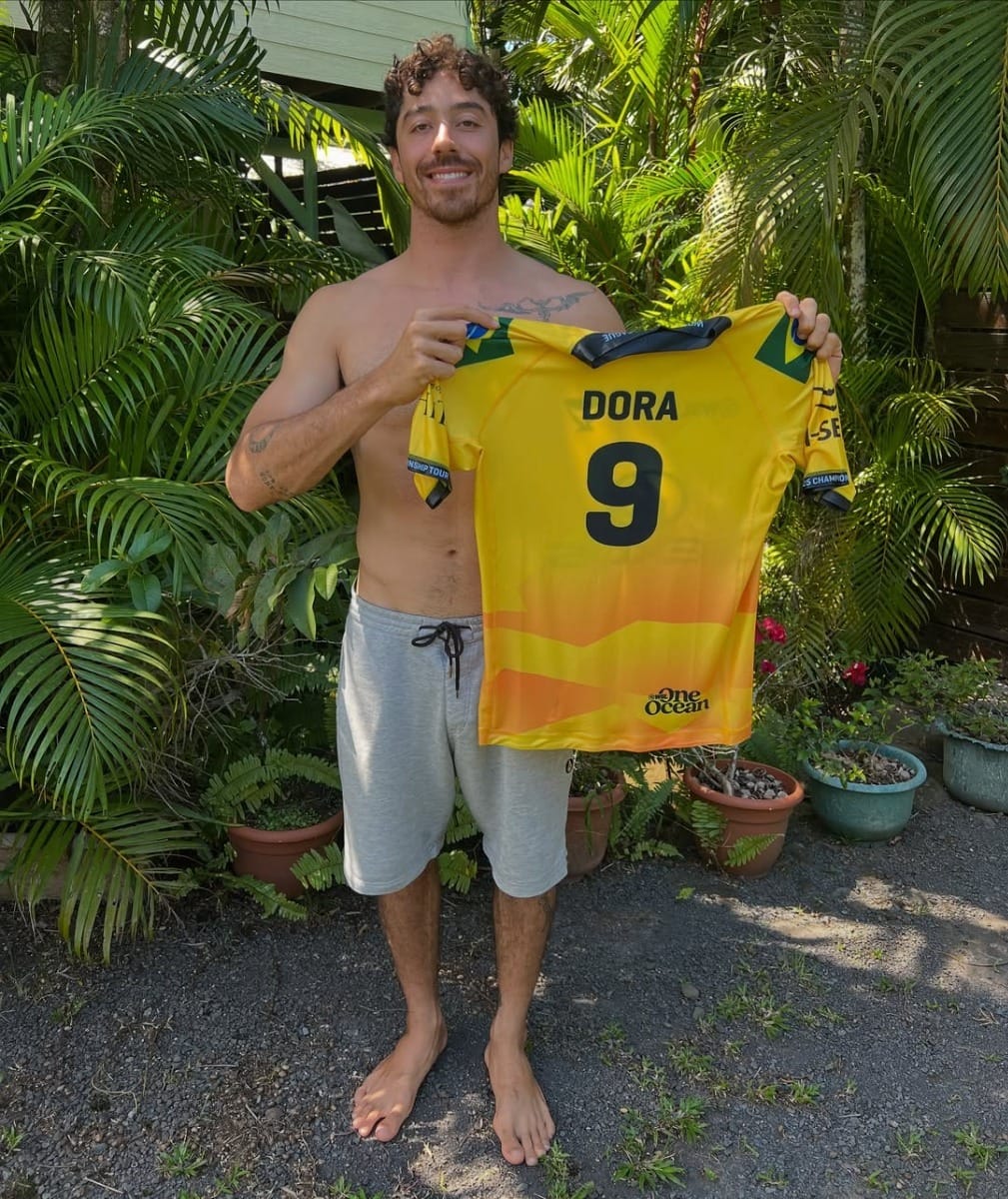 Rompimento com pai, lesão rara e futebol: conheça Yago Dora, novo campeão mundial de surfe